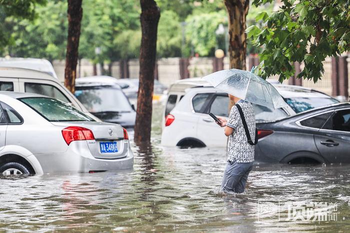 郑州国基路部分路段积水没过汽车引擎盖