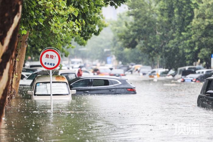 郑州国基路部分路段积水没过汽车引擎盖