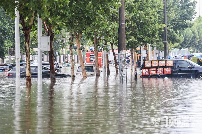 郑州国基路部分路段积水没过汽车引擎盖