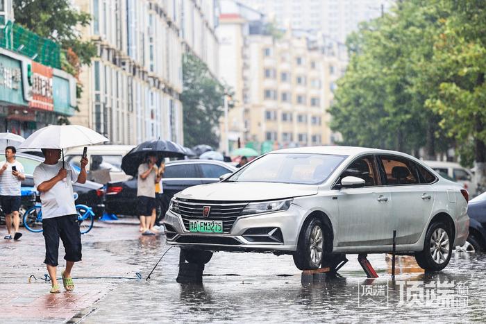 郑州国基路部分路段积水没过汽车引擎盖