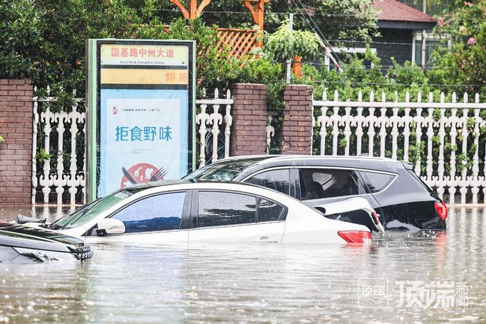 郑州国基路部分路段积水没过汽车引擎盖