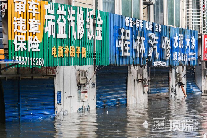 郑州国基路部分路段积水没过汽车引擎盖