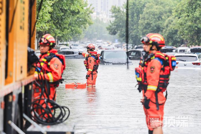 郑州国基路部分路段积水没过汽车引擎盖