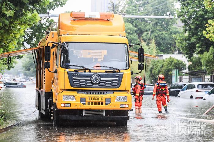 郑州国基路部分路段积水没过汽车引擎盖