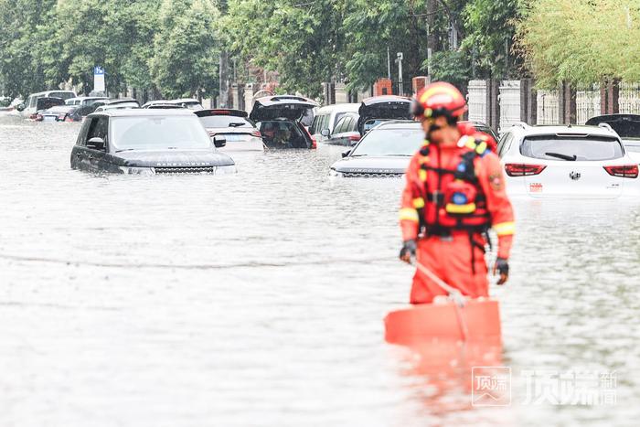 郑州国基路部分路段积水没过汽车引擎盖