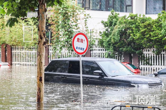 郑州国基路部分路段积水没过汽车引擎盖