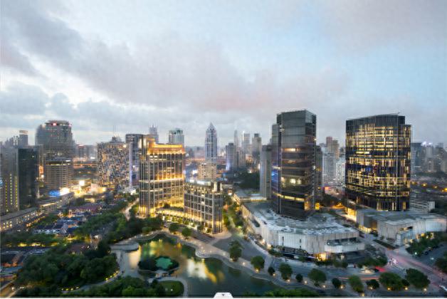 上海新天地二零二四年七月起100%采用可再生能源电力，率先成为上海绿电全覆盖都心区商业综合体，引领城市社区可持续发展实践