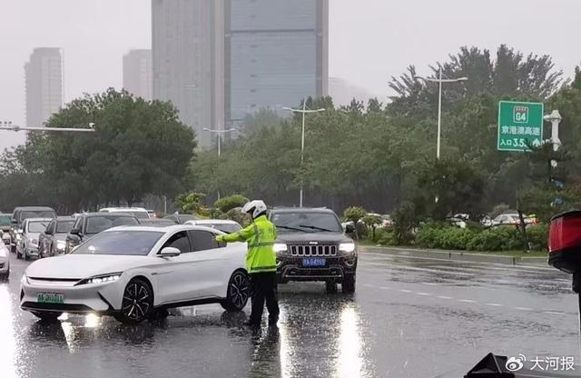 组图丨致敬暴雨中那抹荧光绿