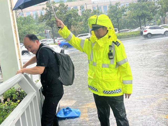 组图丨致敬暴雨中那抹荧光绿