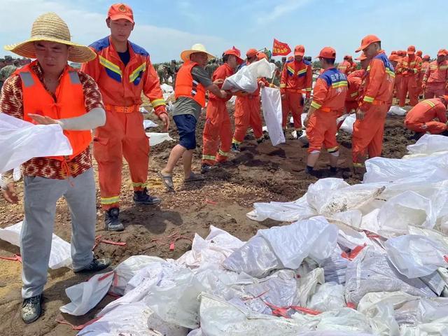 岳阳钱团间堤发生散浸险情，紧急处置后基本控制