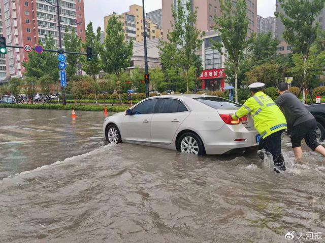 组图丨致敬暴雨中那抹荧光绿