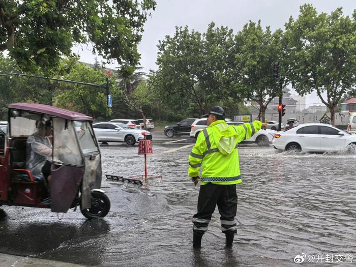 开封发布暴雨红色预警：积水最深达90厘米，公交大面积停运