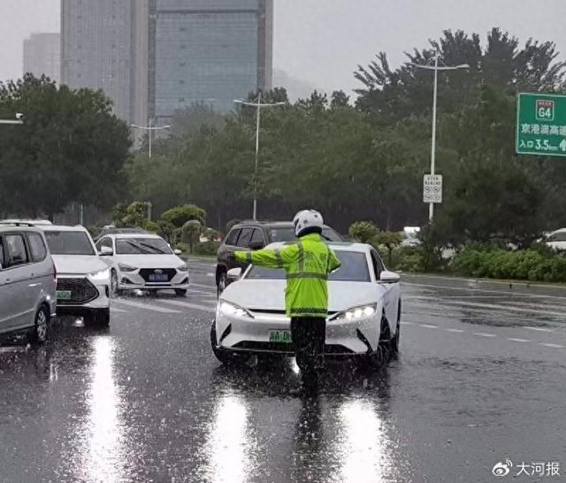 组图丨致敬暴雨中那抹荧光绿