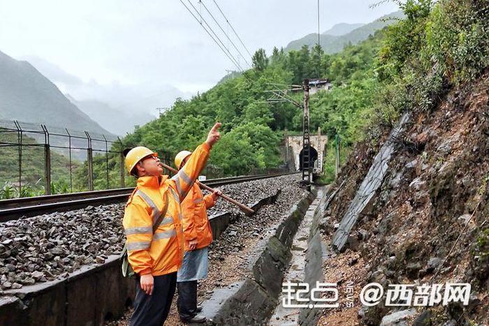 守牢安全红线 强降雨期间安康机务段全力保障铁路安全畅通