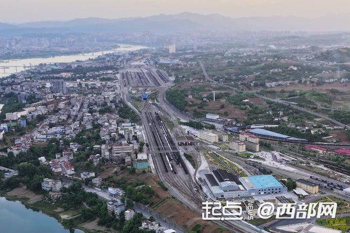 守牢安全红线 强降雨期间安康机务段全力保障铁路安全畅通