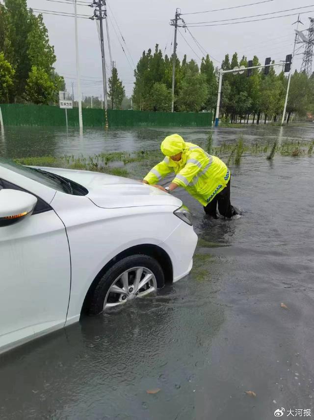 组图丨致敬暴雨中那抹荧光绿