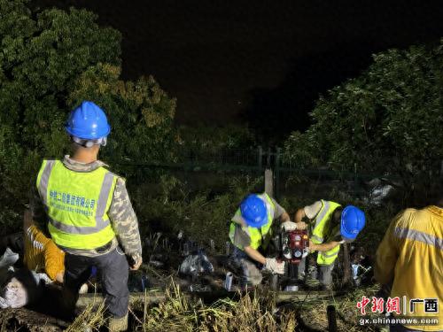 连续降雨至广西黎钦铁路局部路基溜坍 中铁二局紧急抢险