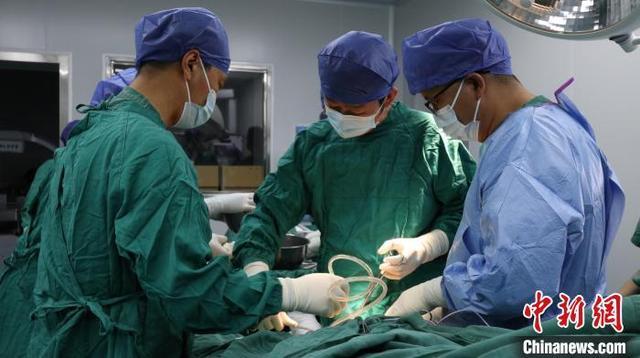 “同心·共铸中国心”医疗专家在四川甘孜开展义诊和高原手术