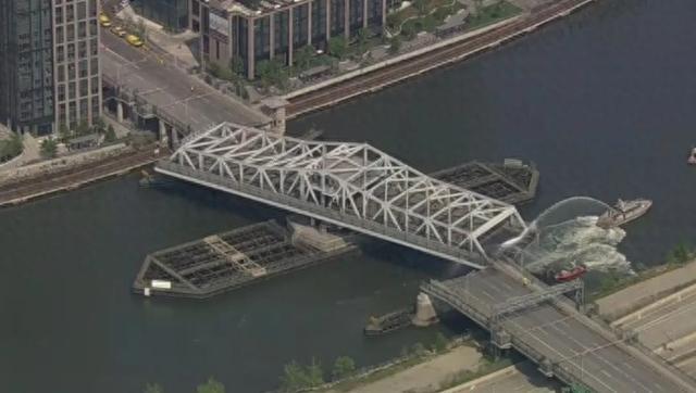 美国一大桥高温下膨胀致桥身被卡住 消防队浇水为其降温