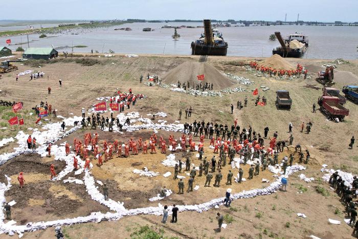 7月8日,管涌险情抢险现场。抢险人员在钱团间堤管涌险情现场进行紧急处置。中新社 杨华峰 图