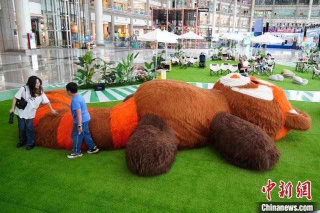 巨型小熊猫亮相昆明商场