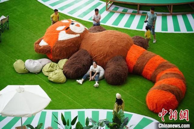 巨型小熊猫亮相昆明商场