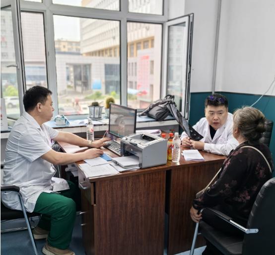 哈尔滨医科大学附属第二医院赴桦南县人民医院签订医联体协议并开展义诊活动