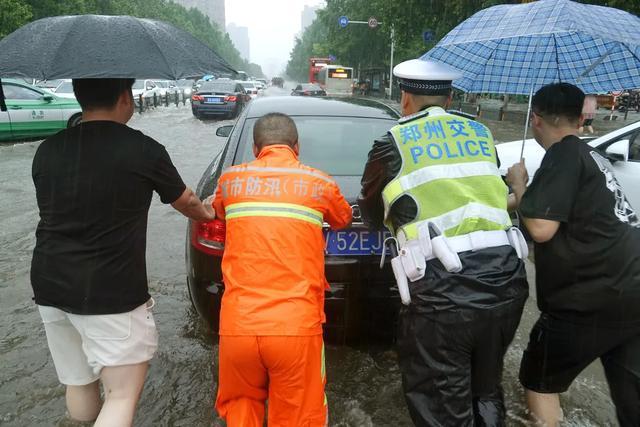 大暴雨突袭！郑州迅速应对→