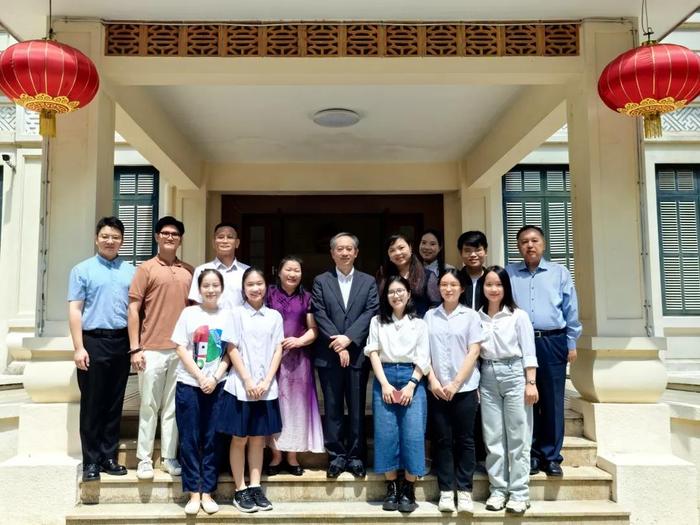 熊波大使会见“汉语桥”世界中学生和大学生中文比赛越南北中部赛区一等奖获得者
