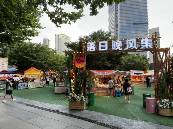 上海市中心一集市公然卖假货？众多奢侈品牌首饰，几百元就能买……