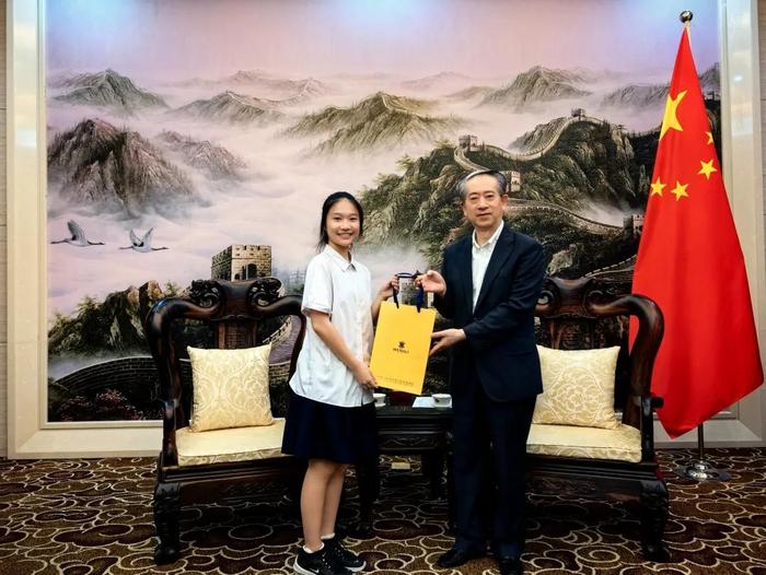 熊波大使会见“汉语桥”世界中学生和大学生中文比赛越南北中部赛区一等奖获得者