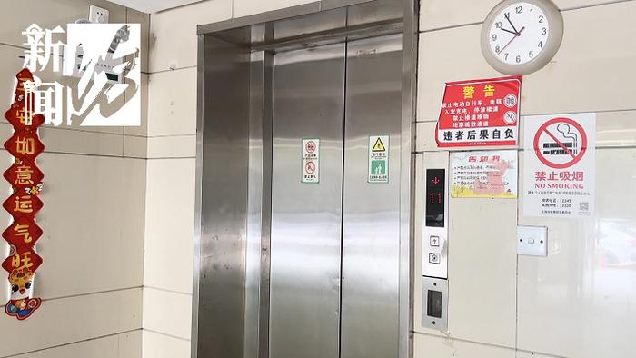 机房超70℃断电！上海一小区多人被困电梯，有人用力扒门才爬出