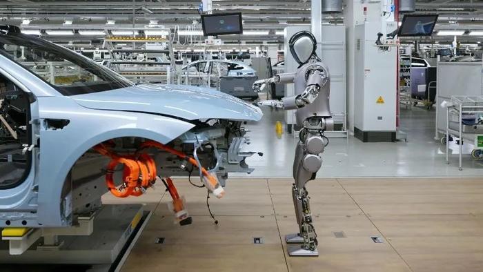 揭秘走进汽车工厂的中美人形机器人｜硬氪分析