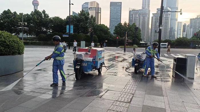机械保洁、错时作业、防暑保障……上海环卫多措并举战高温