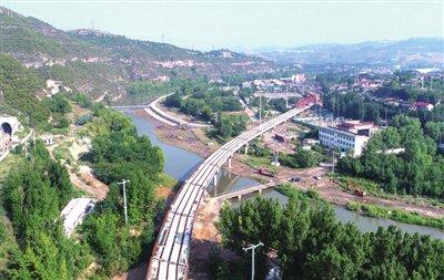 中铁二十二局四公司冷梭公路汾河大桥T梁架设任务全部完成（图）