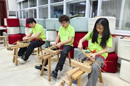 重庆大学生学习编织草鞋 感受非遗魅力