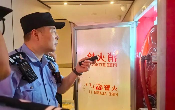 结合反诈宣传，北京朝阳公安开展夏夜治安巡查宣防行动