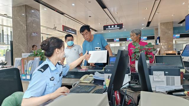 神木公安：“暖心办”助力七旬老人顺利办证