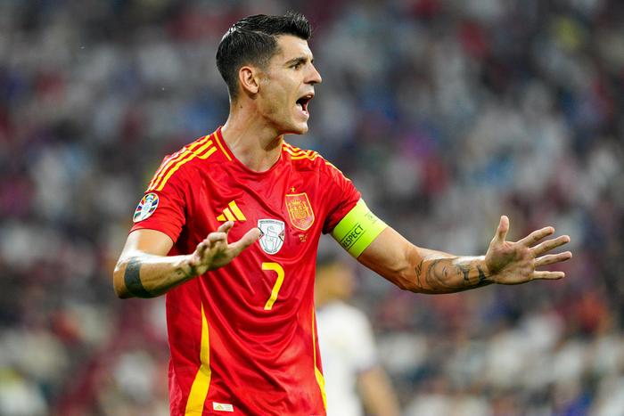 欧洲杯戴上队长袖标的莫拉塔，喧嚣中他默默撑起了西班牙