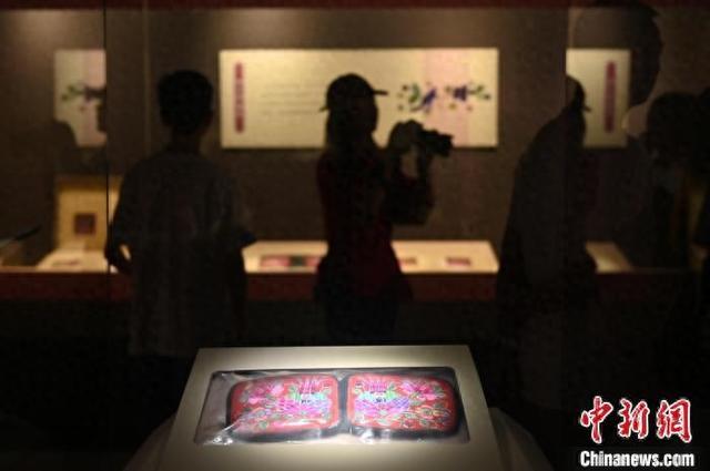 广州：“南越王博物院藏织绣枕顶专题展览”开展