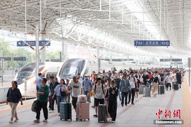 北京北站迎来暑运大客流
