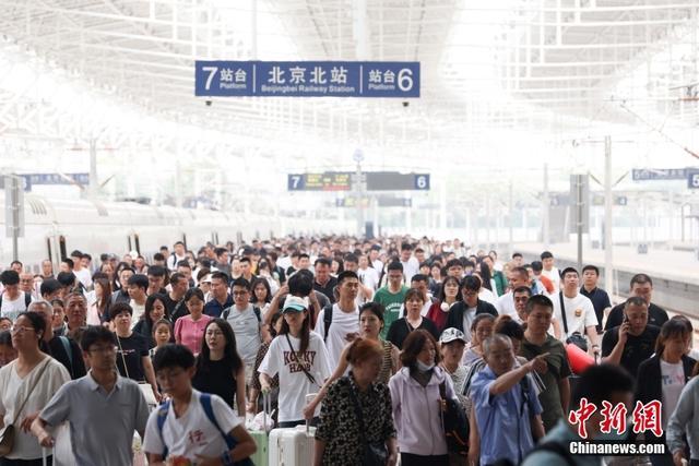 北京北站迎来暑运大客流