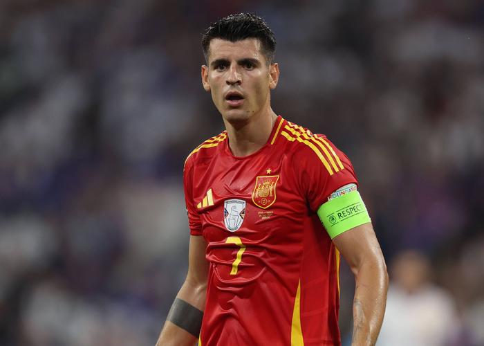欧洲杯戴上队长袖标的莫拉塔，喧嚣中他默默撑起了西班牙