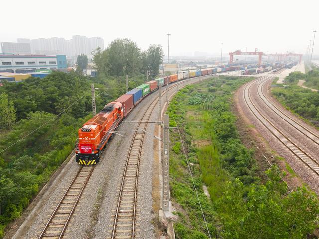 中欧班列(郑州)南通道跨“两海”线路开通运行