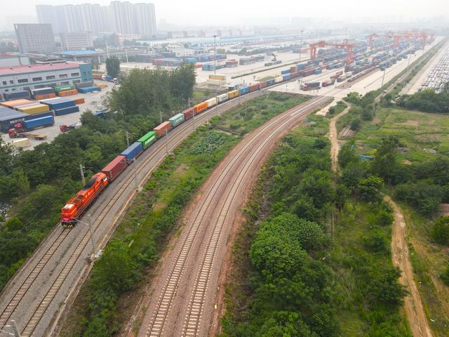 中欧班列(郑州)南通道跨“两海”线路开通运行