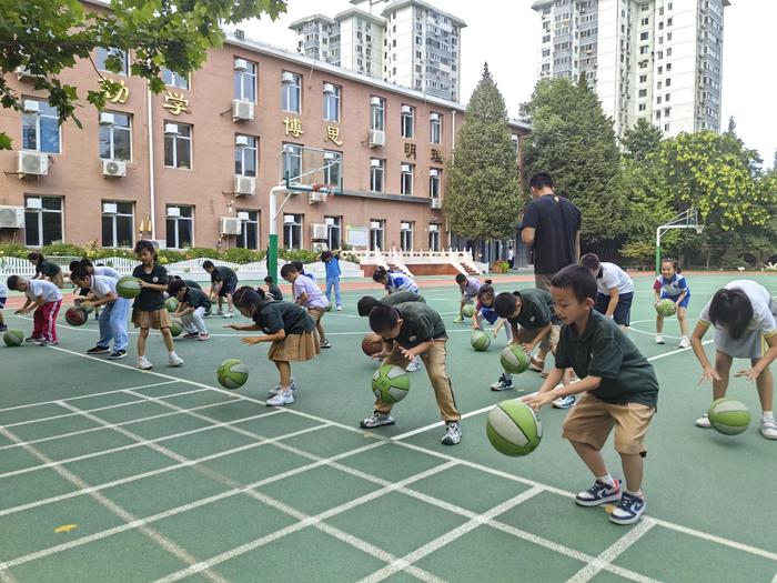 体育锻炼、趣味游戏……北京多所小学开启暑期托管服务