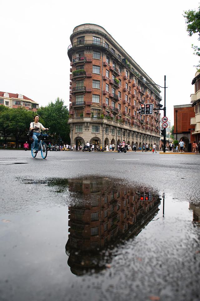 天气｜上海局部大雨到暴雨，武康大楼游客冒雨打卡