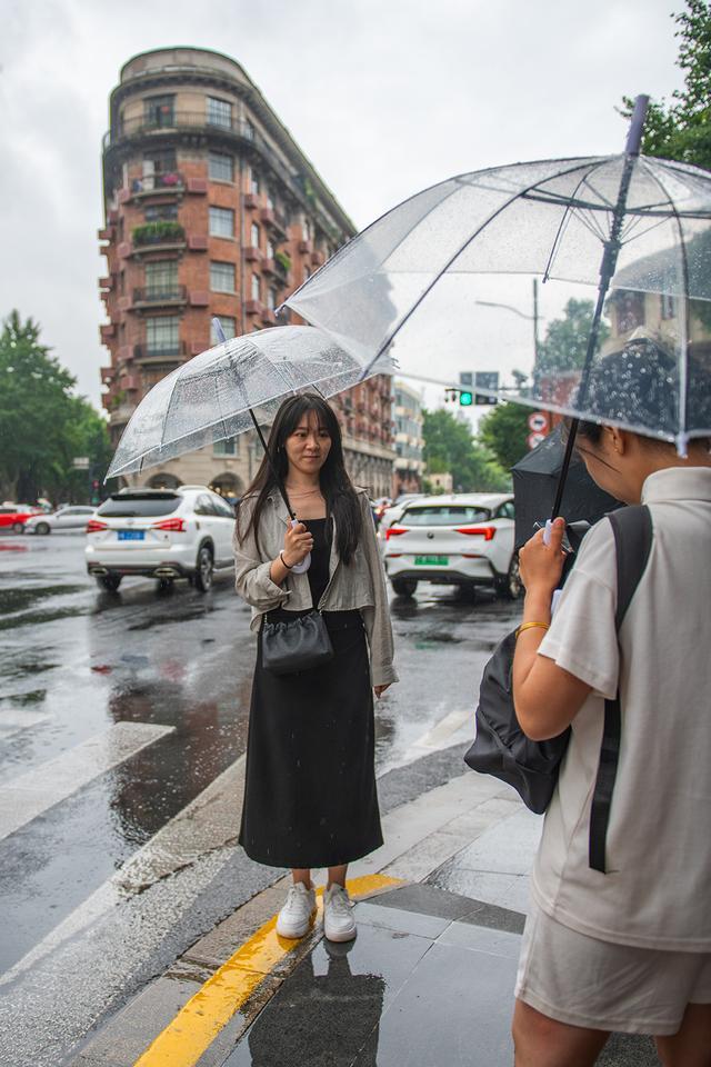 天气｜上海局部大雨到暴雨，武康大楼游客冒雨打卡