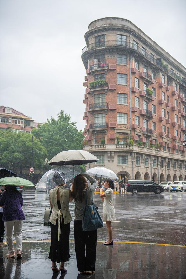 天气｜上海局部大雨到暴雨，武康大楼游客冒雨打卡