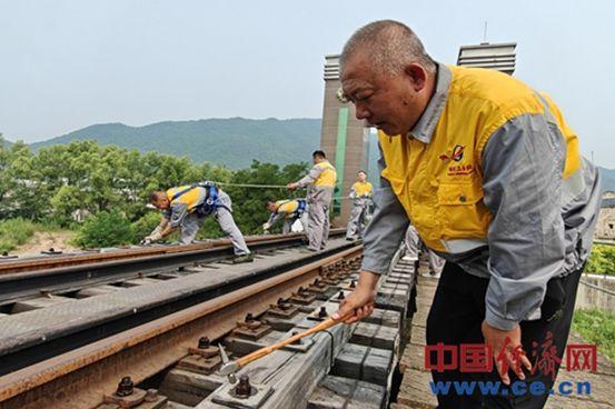 鸭绿江畔的国门铁道卫士